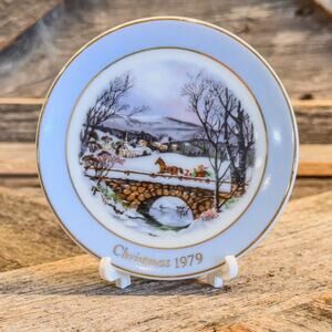 Vintage Hanging Ornament "Dashing Through The Snow" Mini Plate by Avon 1989, 3"
